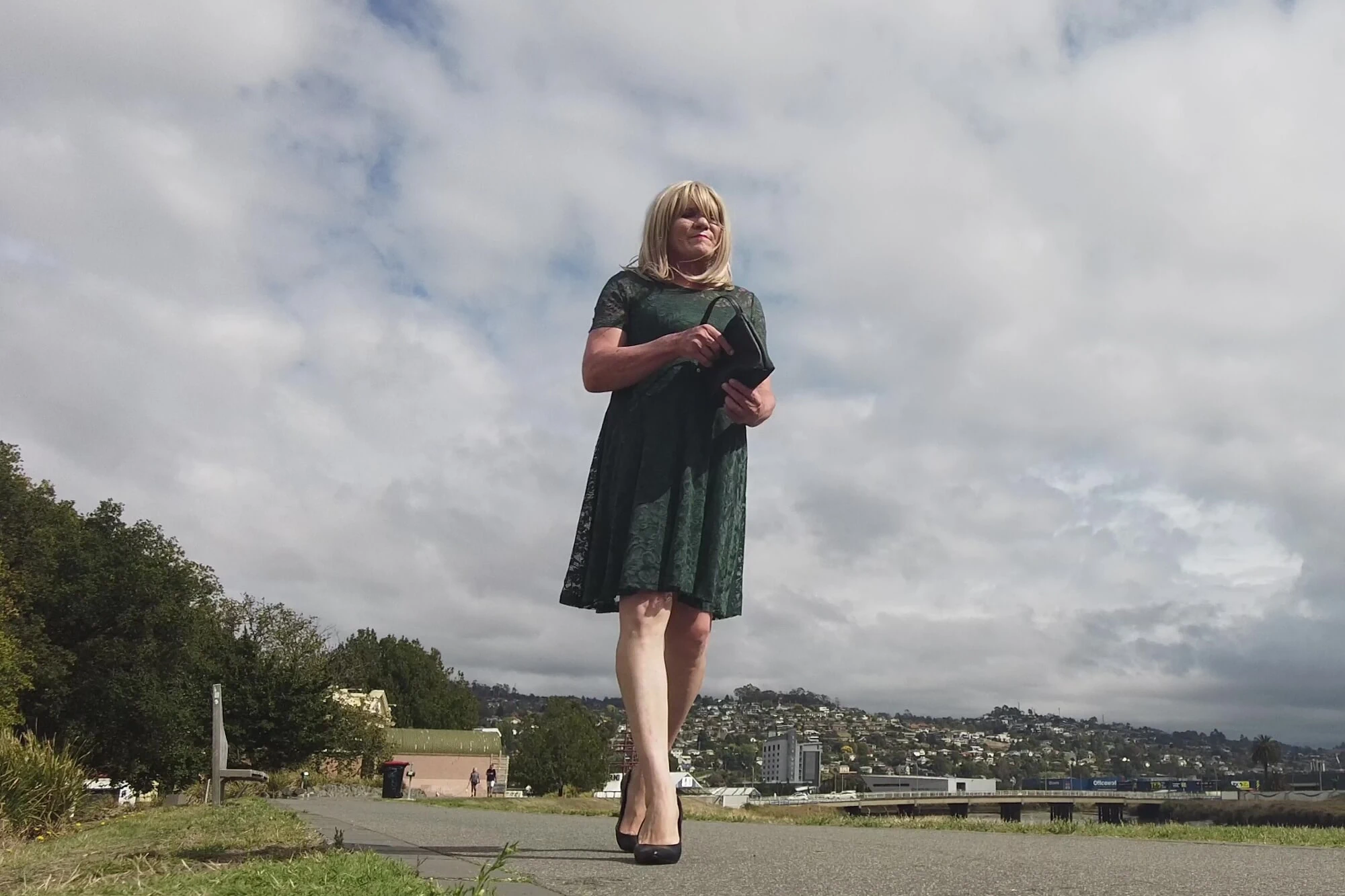 Crossdress Roadtrip - Levy Bank boyunca yürüyüş