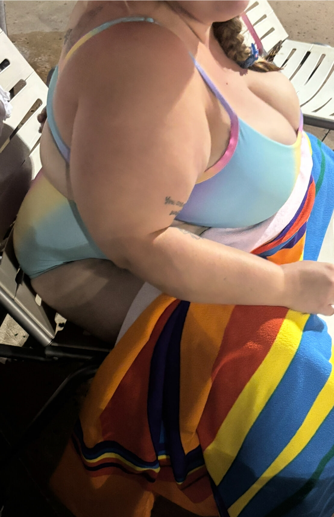 Seksi iri güzel karım bikinisiyle tatilde