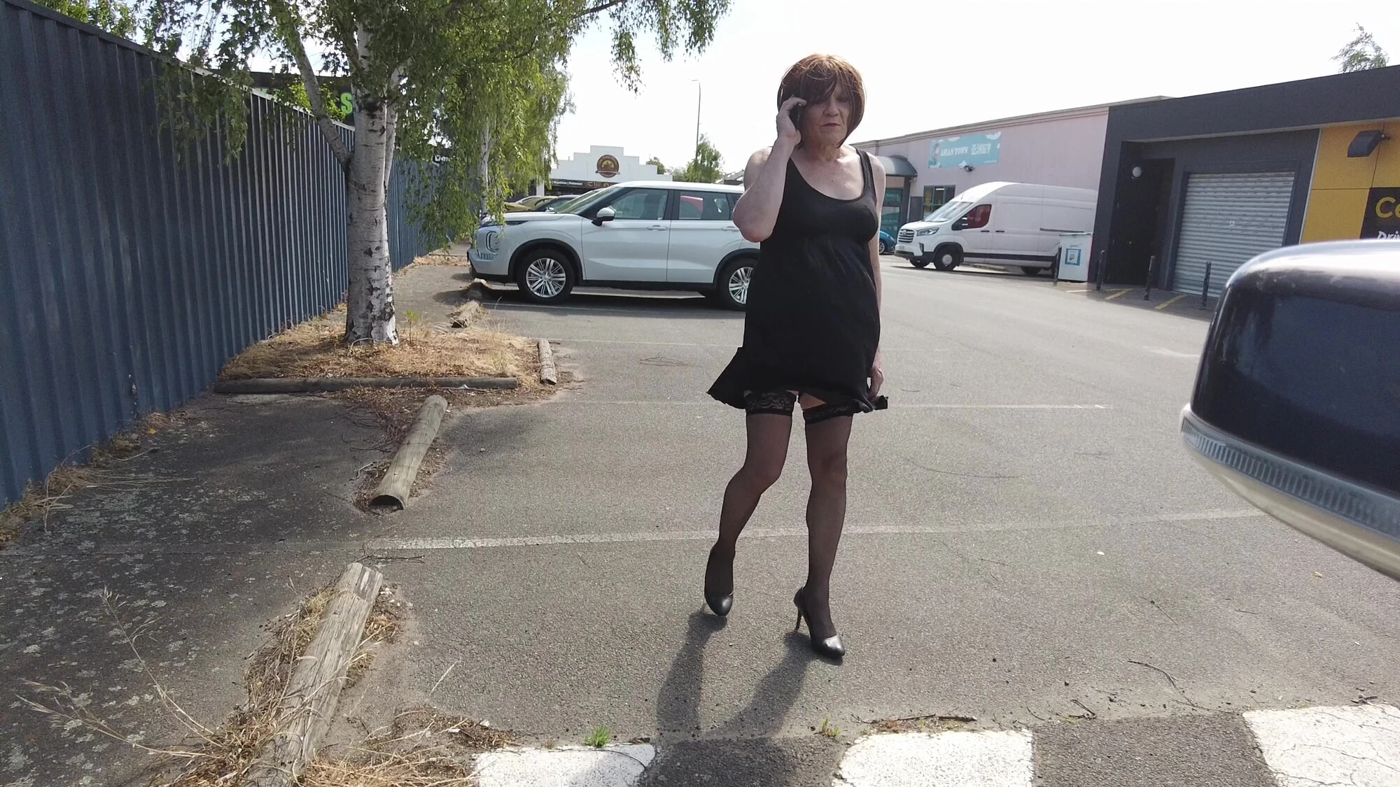Crossdress roadtrip - otoparkta telefon görüşmesi