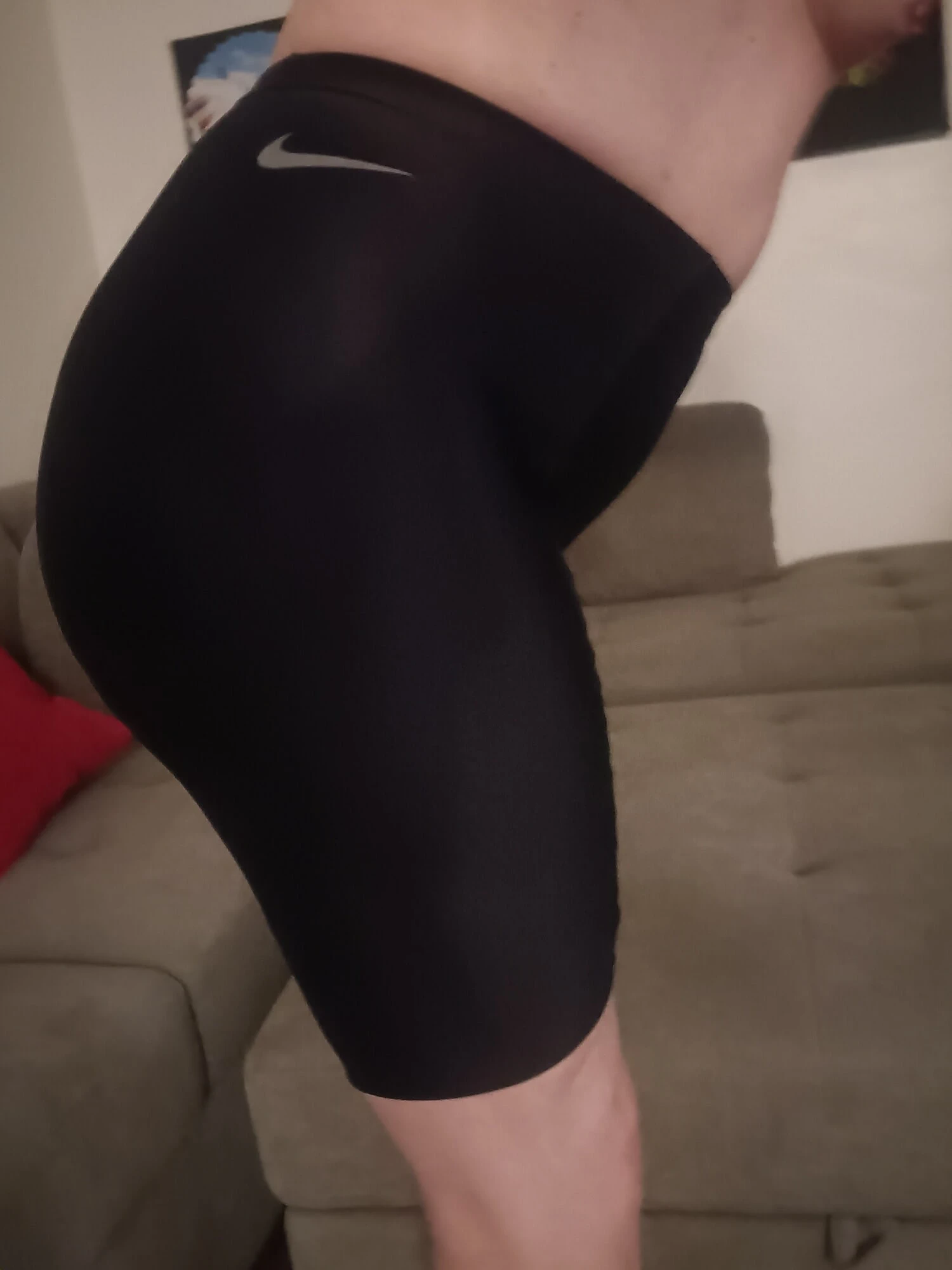 Bisiklet şortlu eşcinsel adam