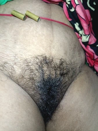 Yengenin kıllı amcığı 