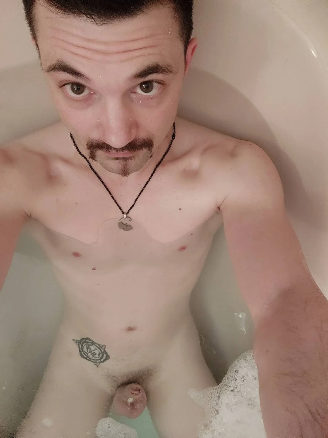 принимает ванну