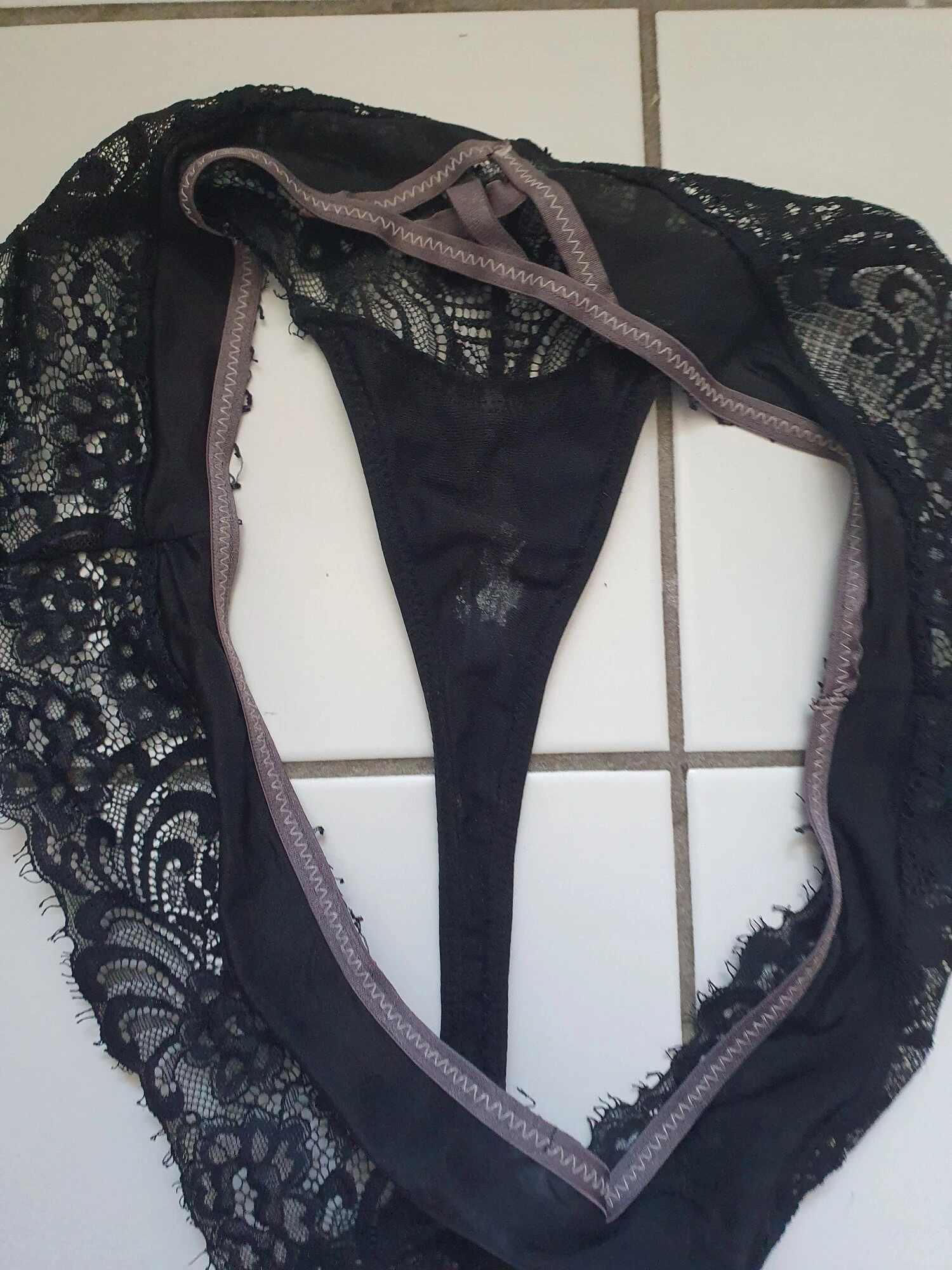 Komşunun kullanılmış siyah partileri 