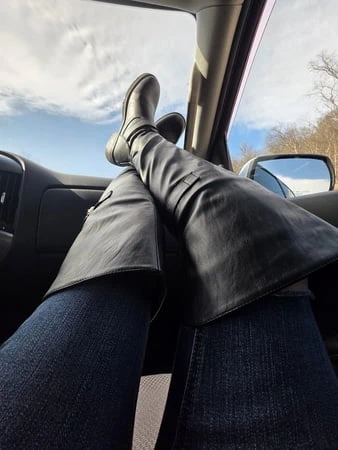 Kalçaları yüksek çizmeler