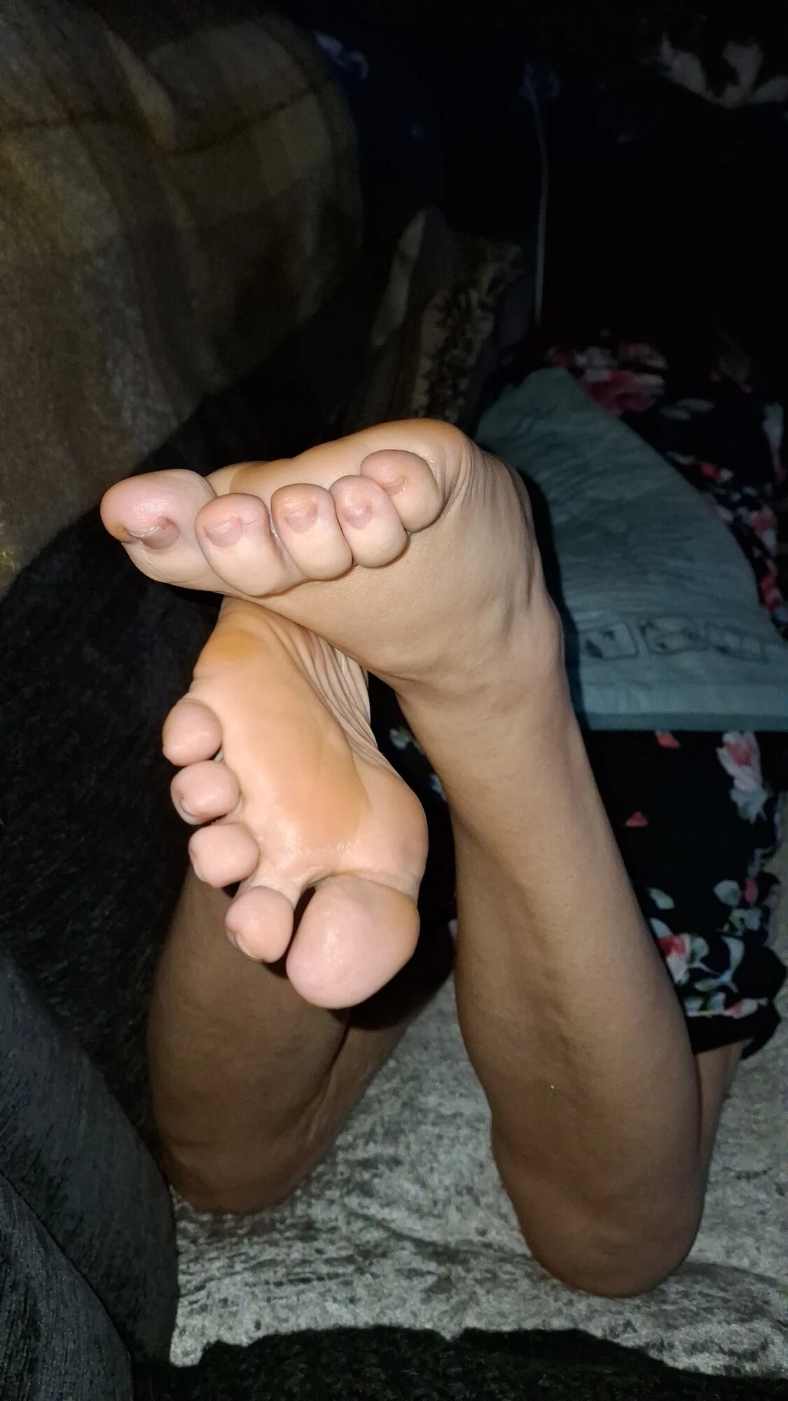 Ayak tabanlarıyla beni azdırıyor