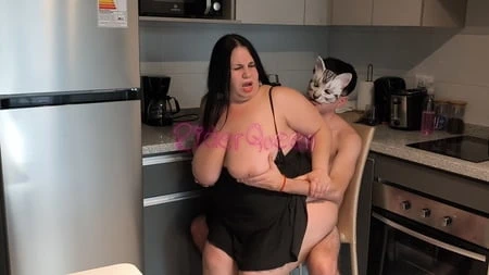 Orta yaşlı seksi kadın mutfakta sikiliyor