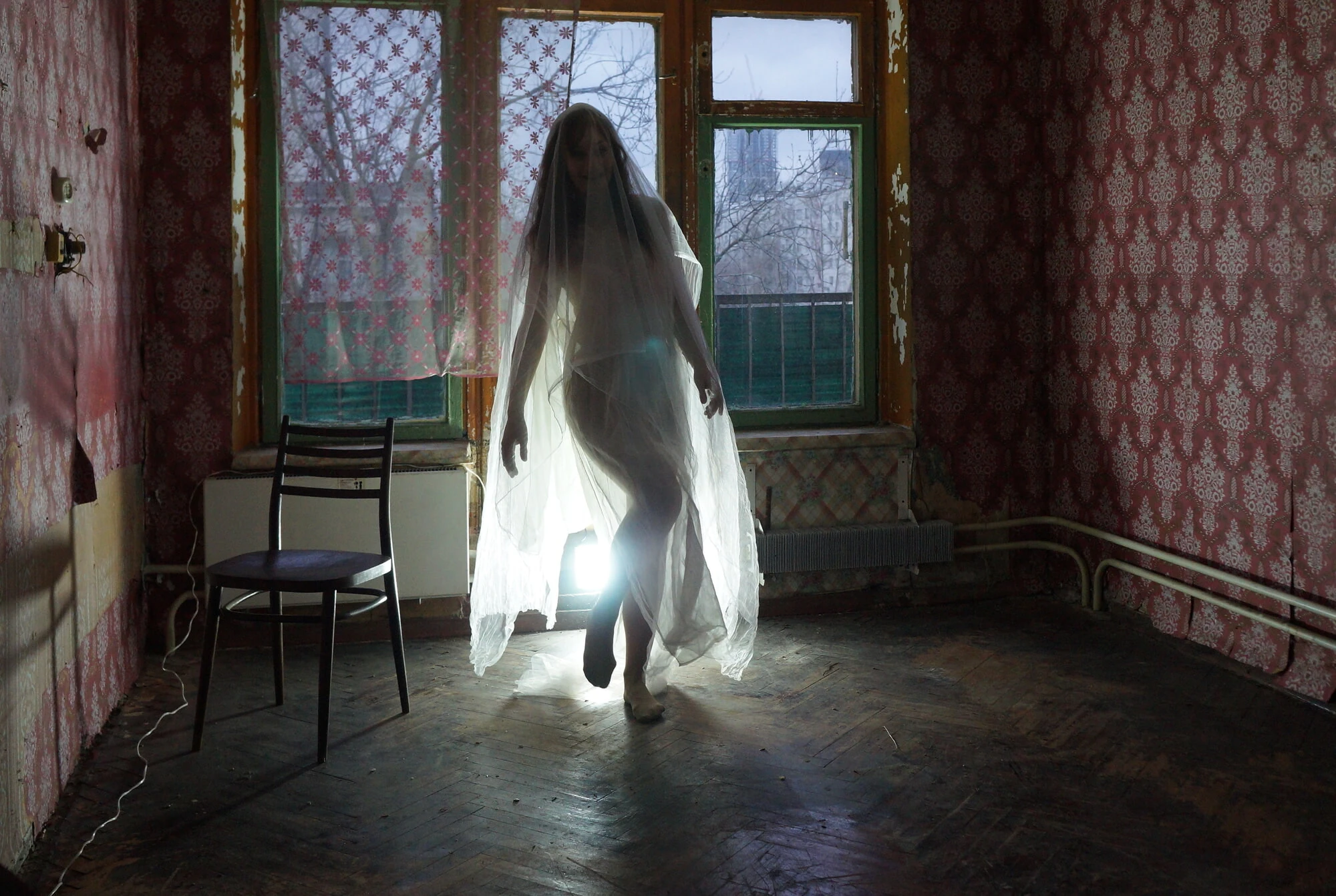 Ghost Büyük pencerenin yanında