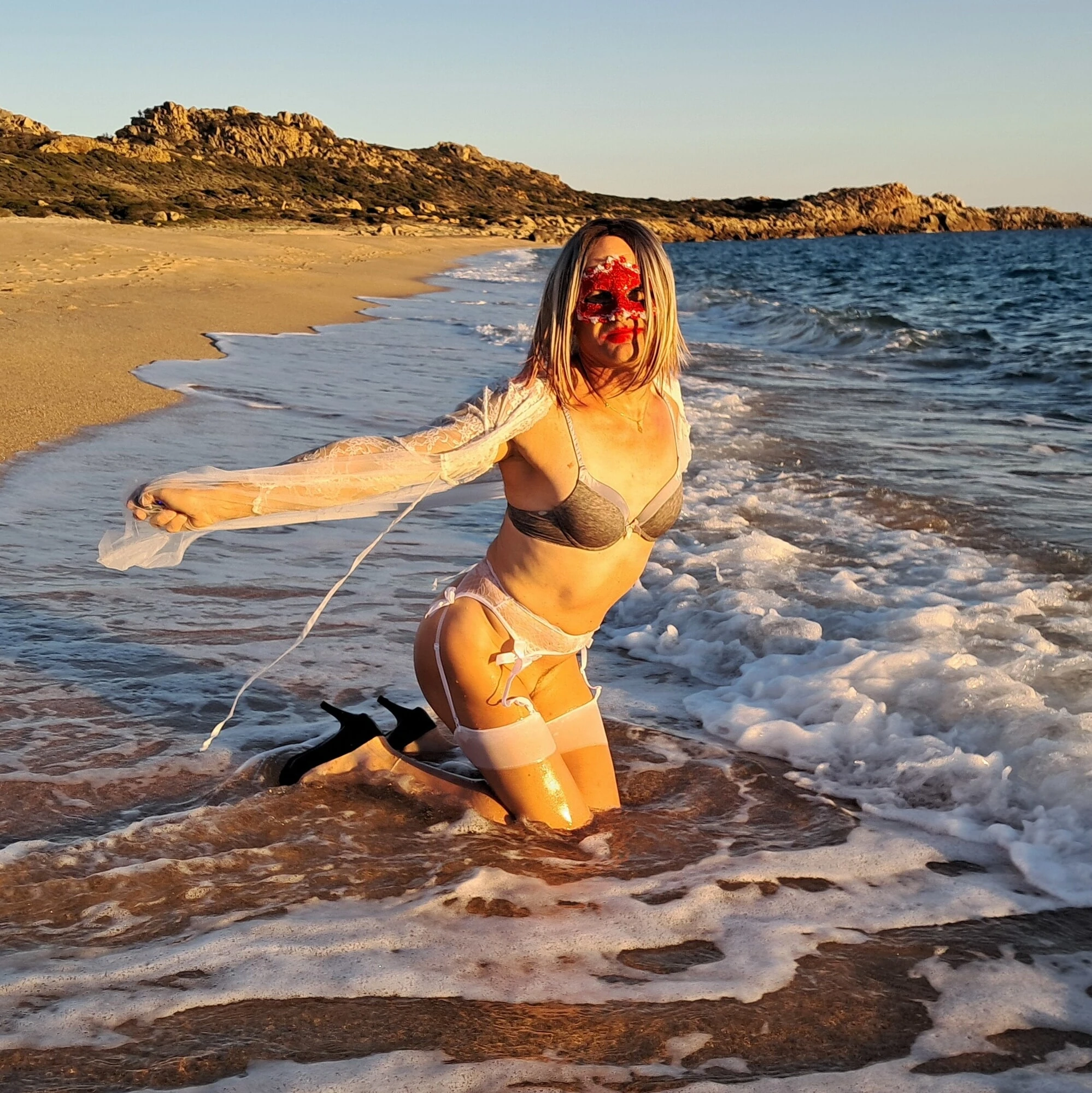 Sapık seksi orta yaşlı seksi kadın plajda, seksi götünü gösteriyor 