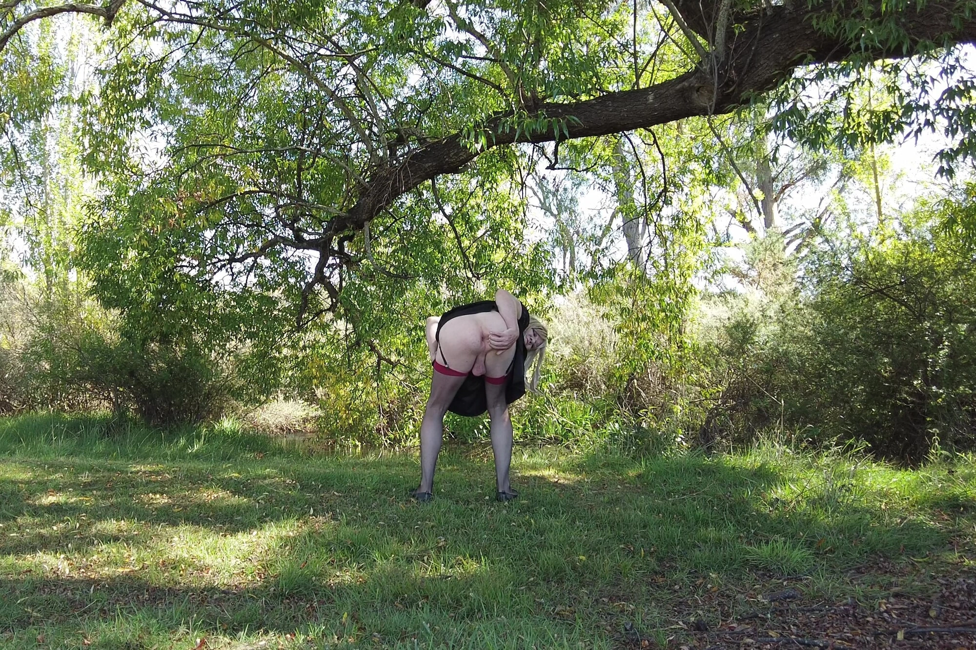 Crossdress roadtrip - gölgede dere kenarı