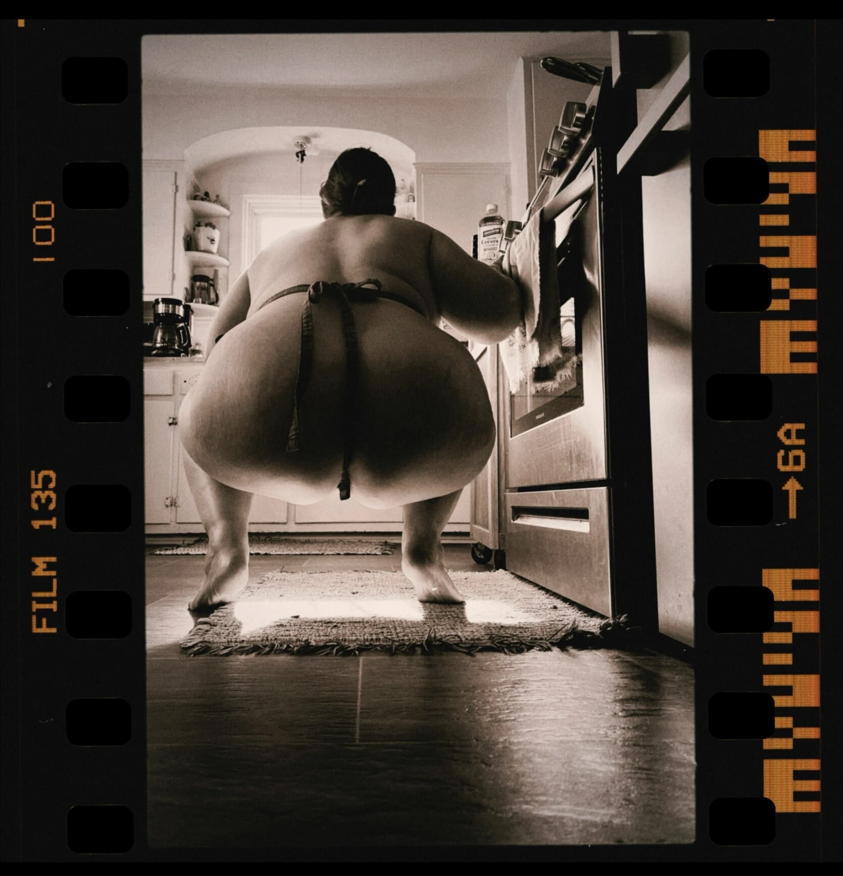 Orta yaşlı seksi kadın mutfakta