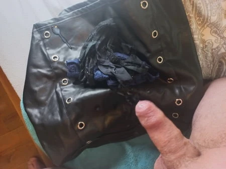 Üvey oğul üvey annesinin iç çamaşırlarıyla oynuyor