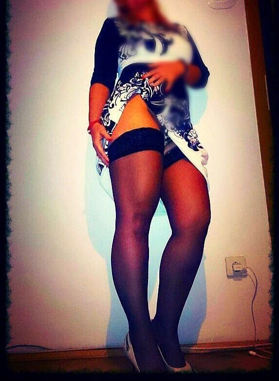 Seksi iç çamaşırlı ve topuklu ateşli karım