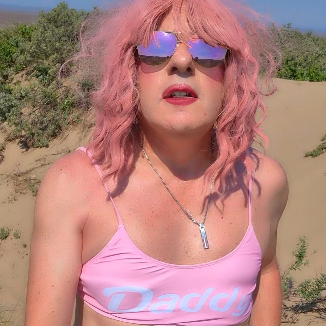 Sahilde oynuyor