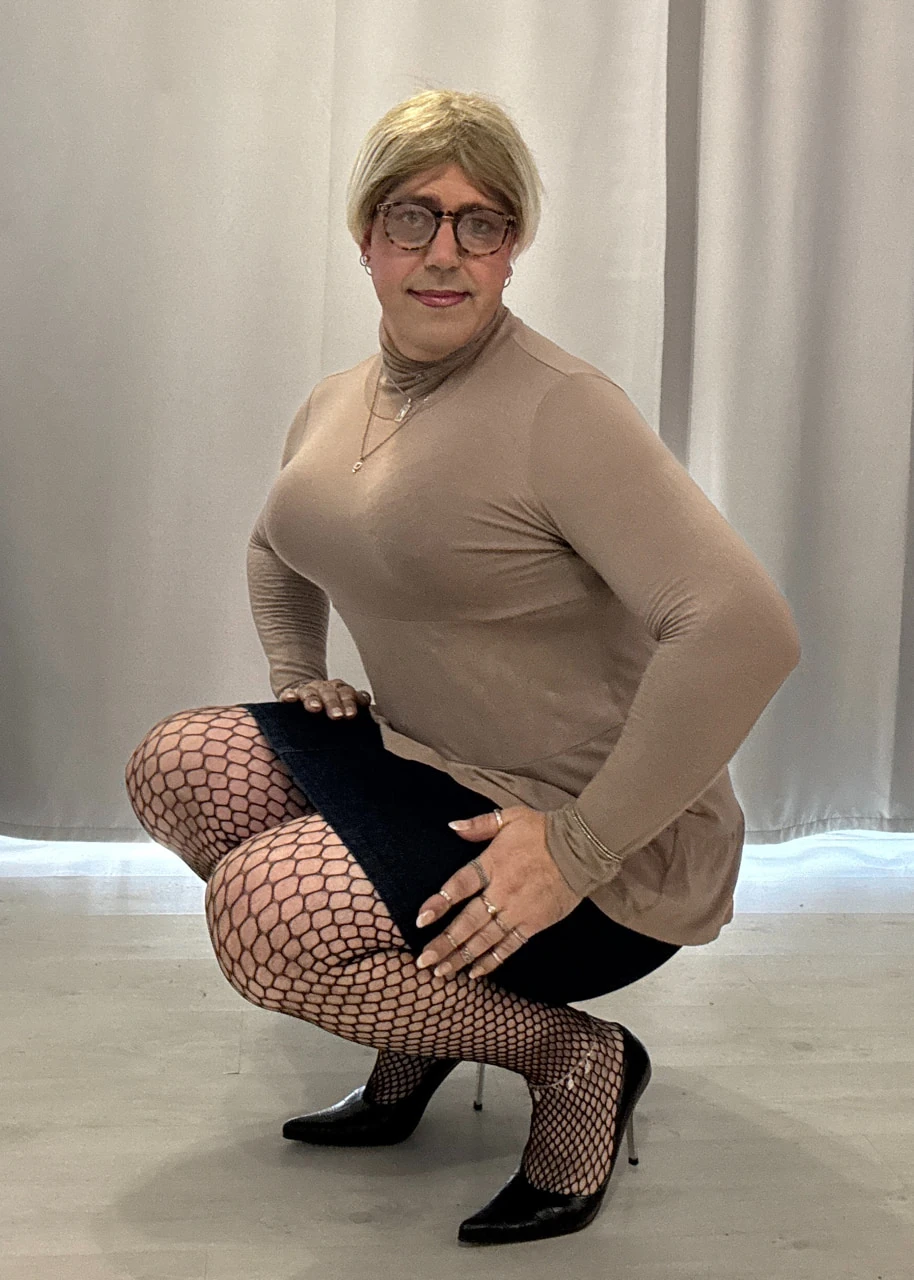 В юбке и на каблуках