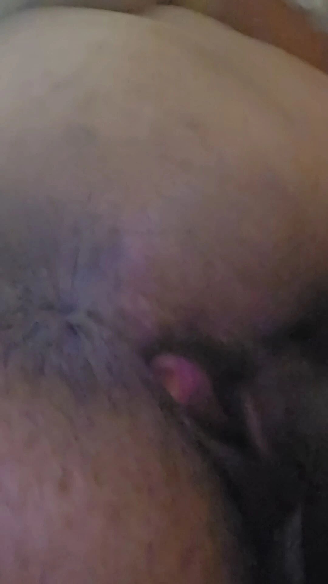 Islak alanda oynuyor 