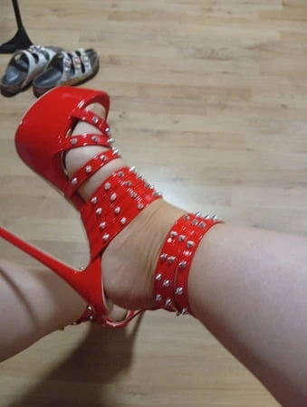 Naylon çoraplı yeni yüksek topuklu ayakkabılar