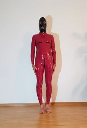 Lateks catsuit içinde