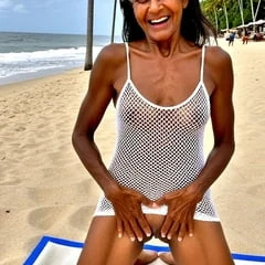 Индийская бабушка обожает показывать свою киску на пляже