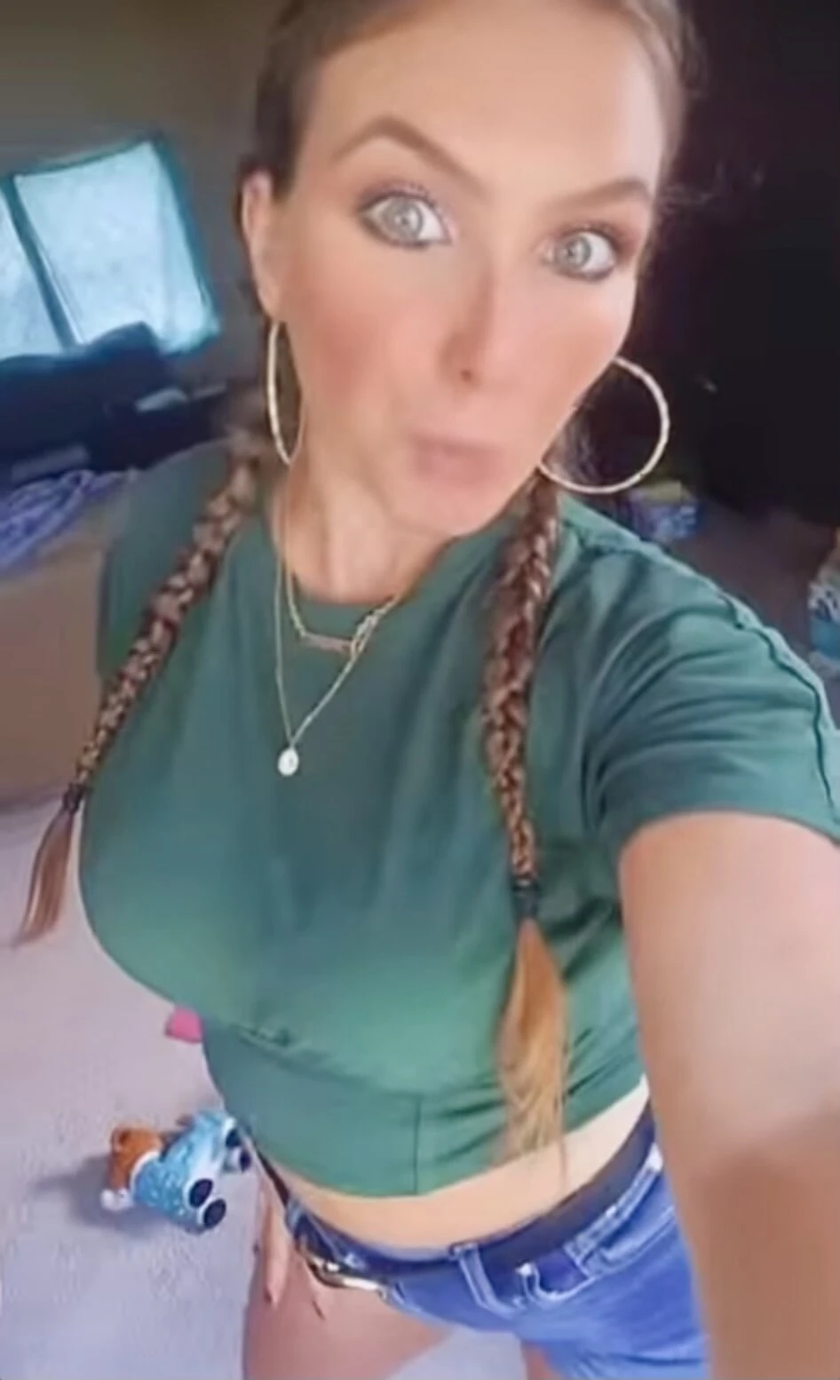 Я была одета в зеленую рубашку для моей 74F лесбиянки-госпожи, как ему приказали