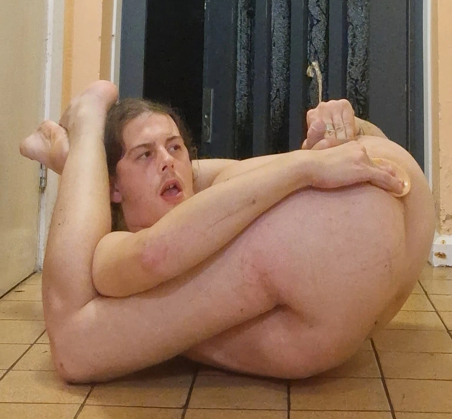 Amatör ev yapımı solo açık havada halka açık İngiliz derin anal dildo