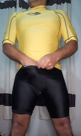 Spora hazırlıklıydım ama sikime dokundum, sıcaktı