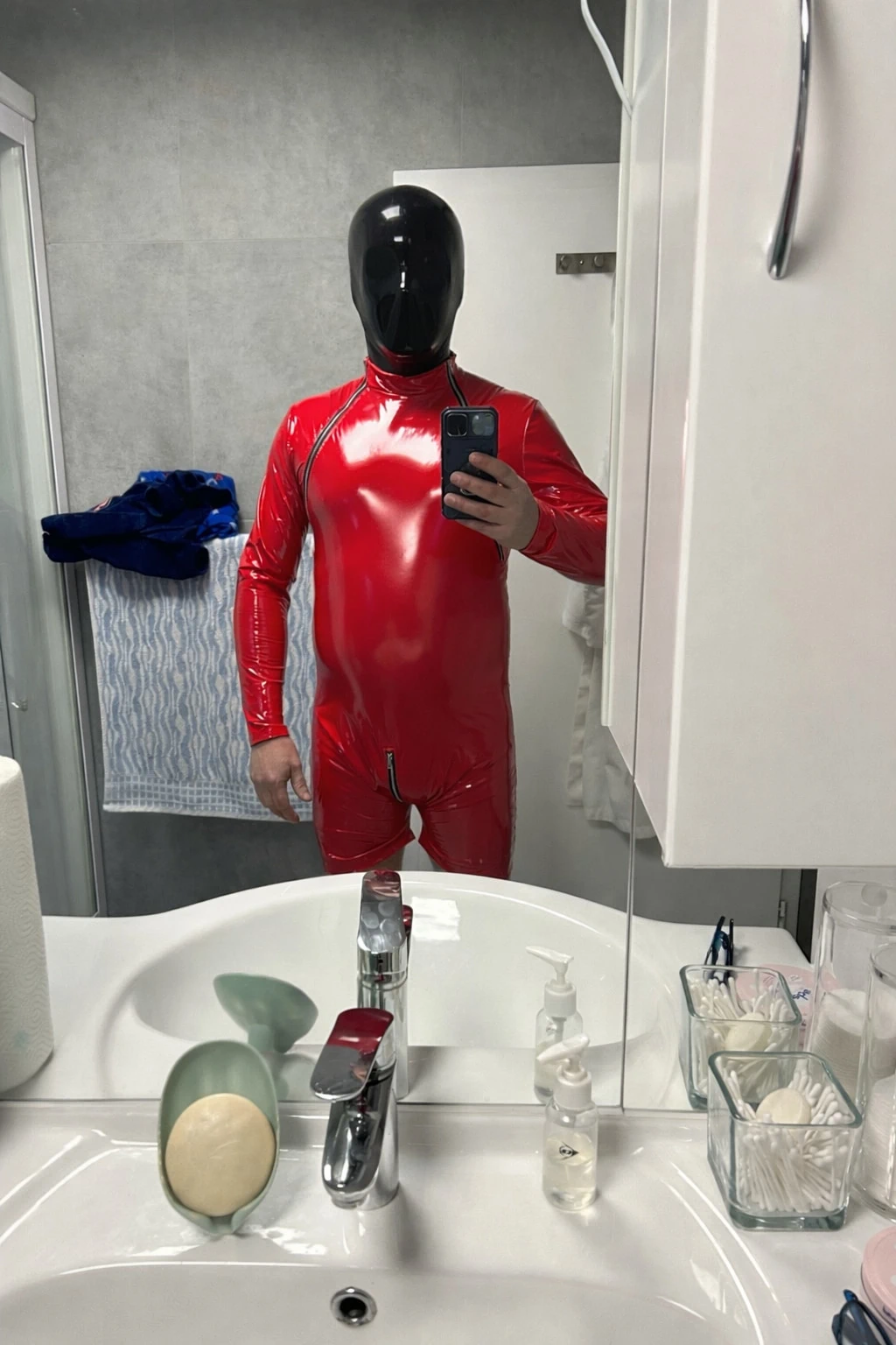 Yaklaşan videolar için yeni kıyafet. Ne düşündüğünü söyle.