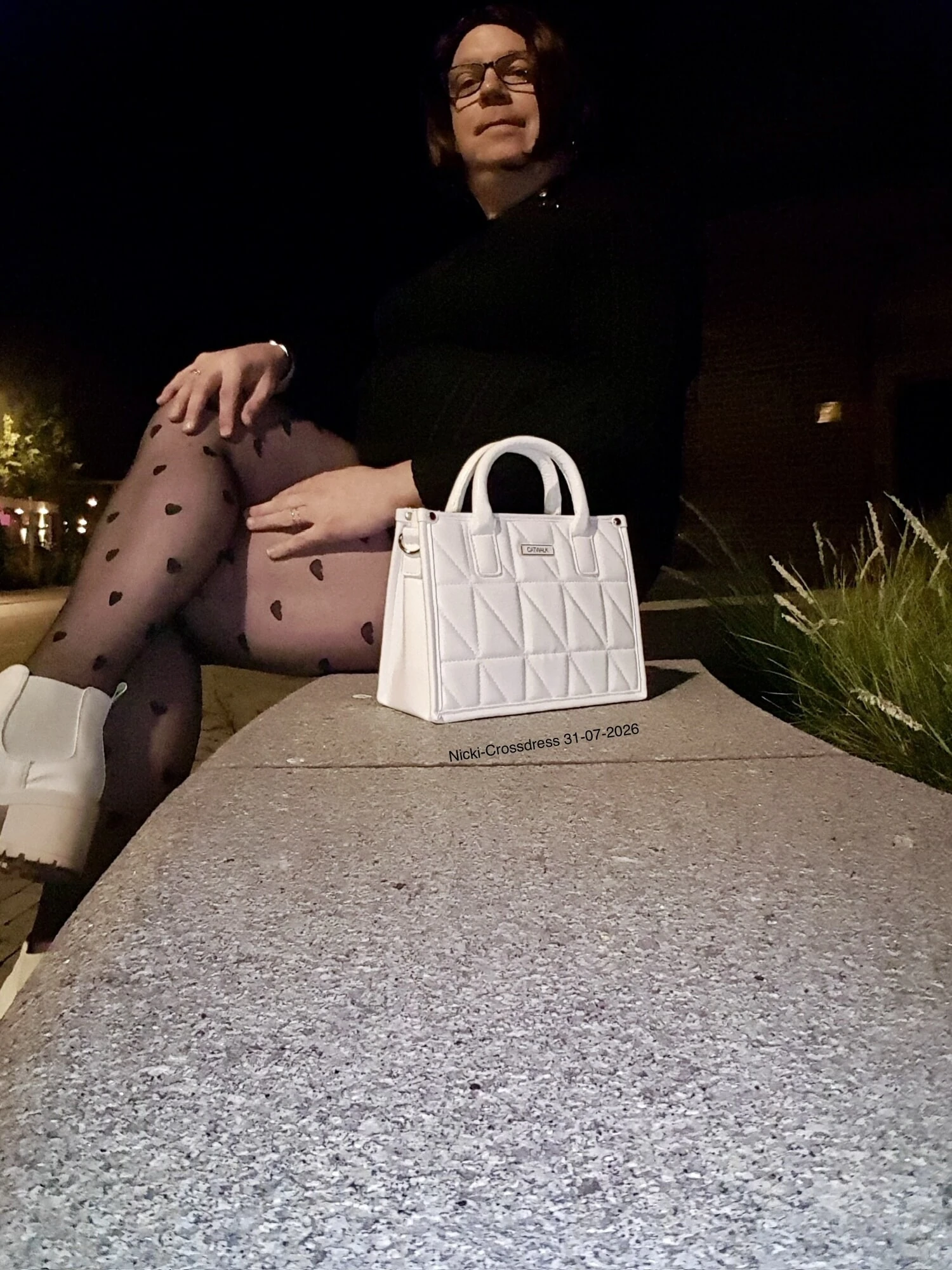 Nicki-crossdress - seksi çoraplı gece yürüyüşü için dışarıda