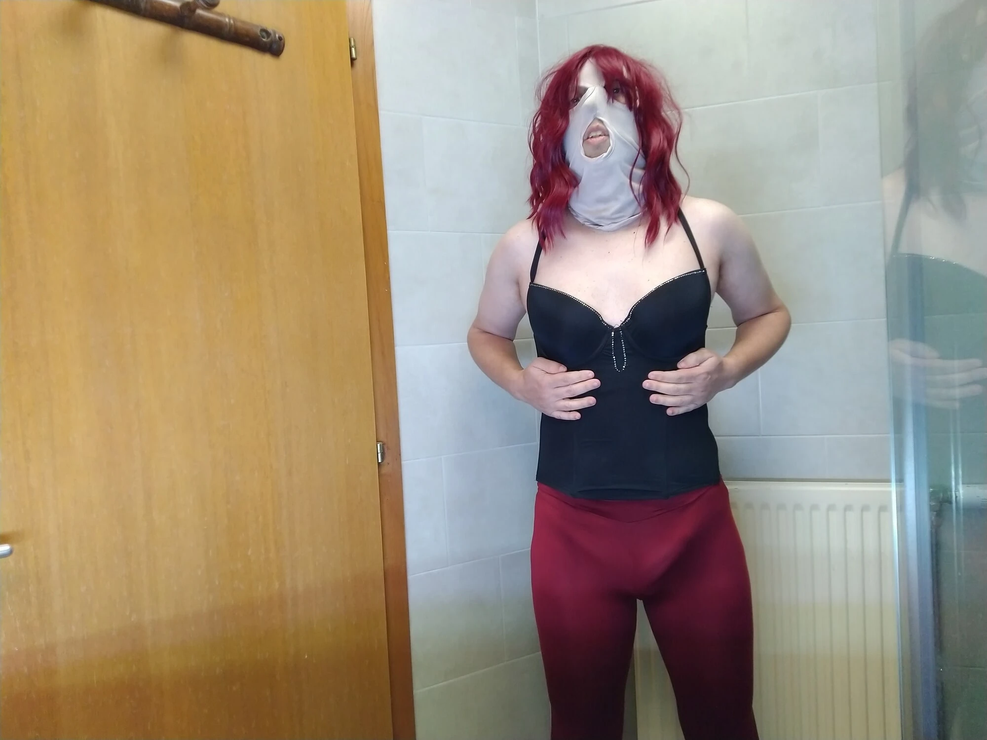 в красных штанах