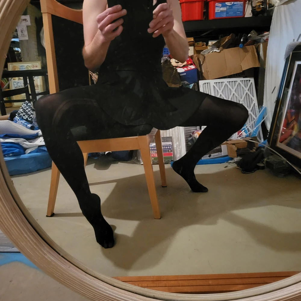 Sooner Gurl wearing black