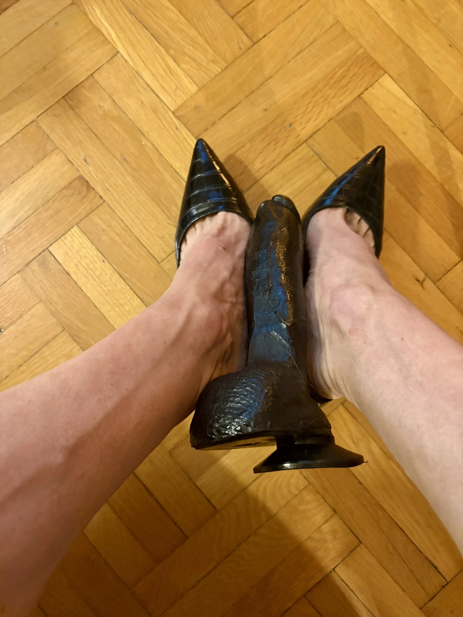 Siyah yüksek topuklu ayakkabılar ve siyah dildo
