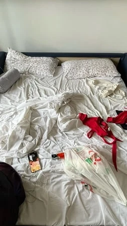 Otel odasındaki sarvice ile flört ediyor 