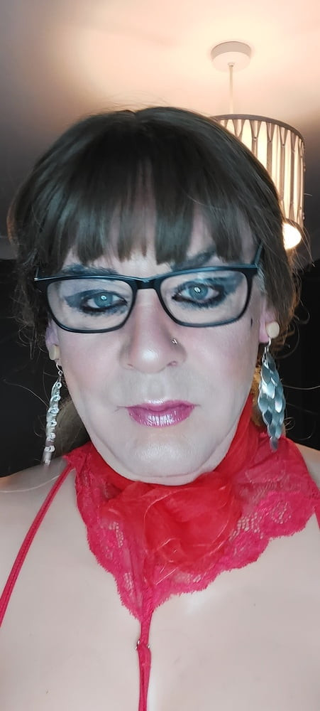 Crossdressing juniper beri çekiciliğini sergiliyor
