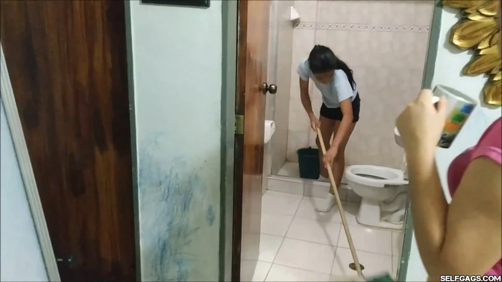 Çaresiz bağlı kız duşta aşağılanıyor! - selfgags
