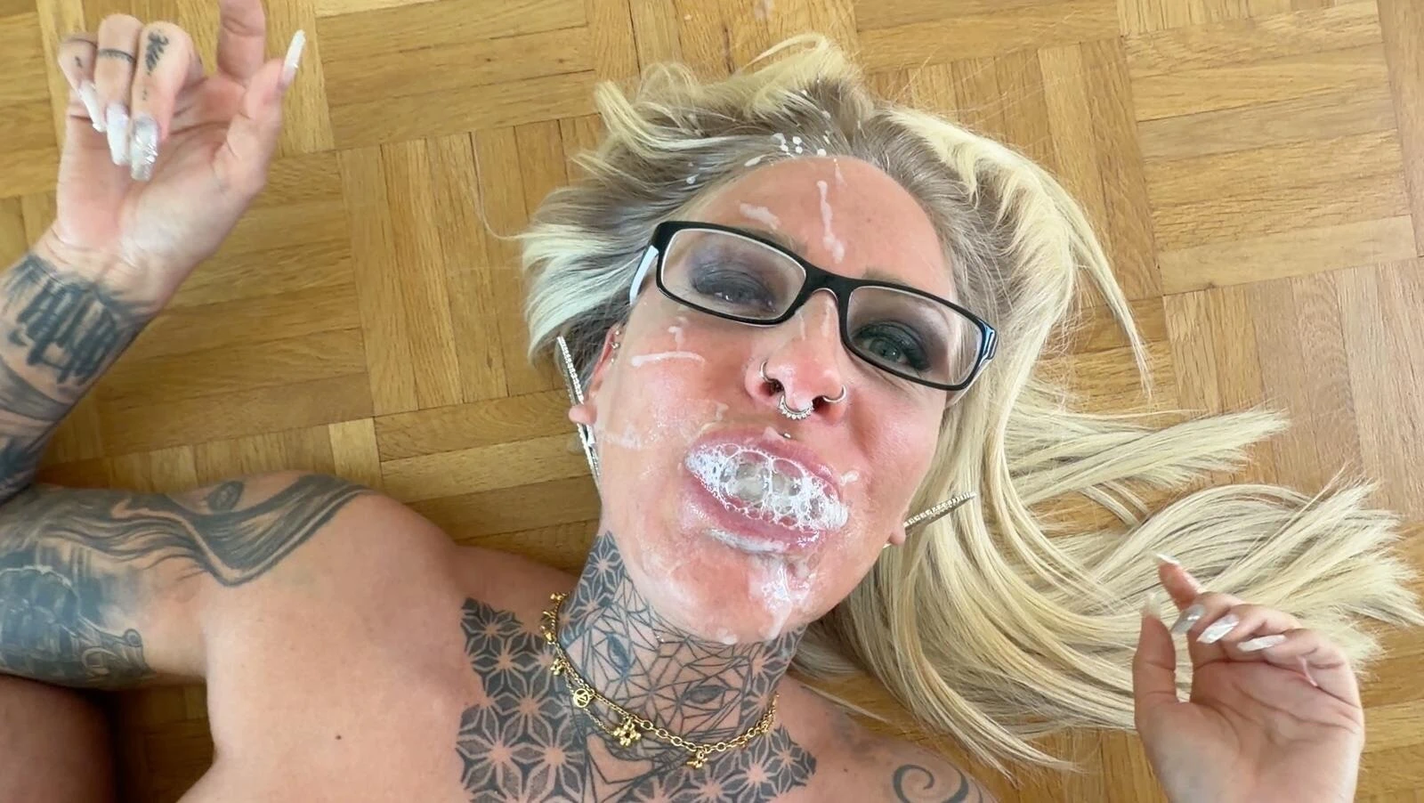 Parlak naylon çoraplı ofis eğlencesi ve dağınık boşalma