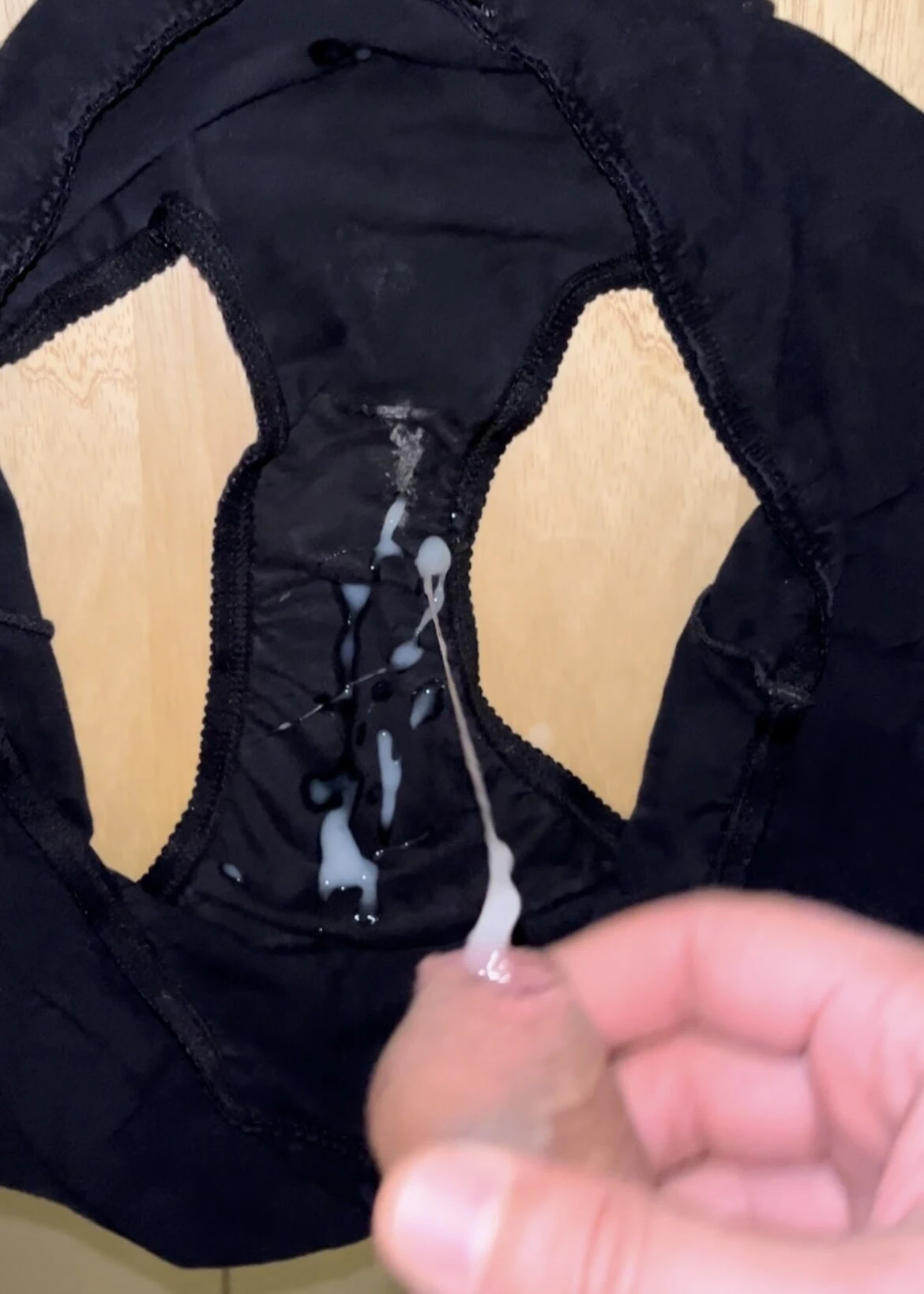 Şişman götlü iri güzel kadının kirli külotunun içine boşalmak zorunda kaldı