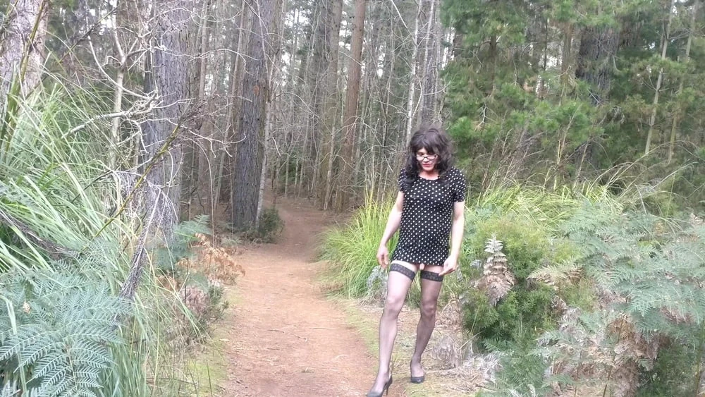 Crossdress yol gezisi orman yürüyüşü