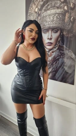 Düzgün vücutlu dövmeli orta yaşlı seksi kadın