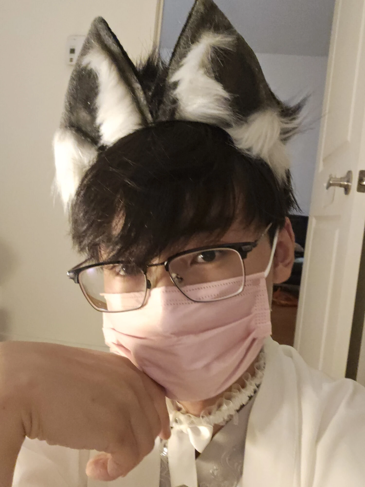 Maid üniformalı kafesli Asyalı femboy