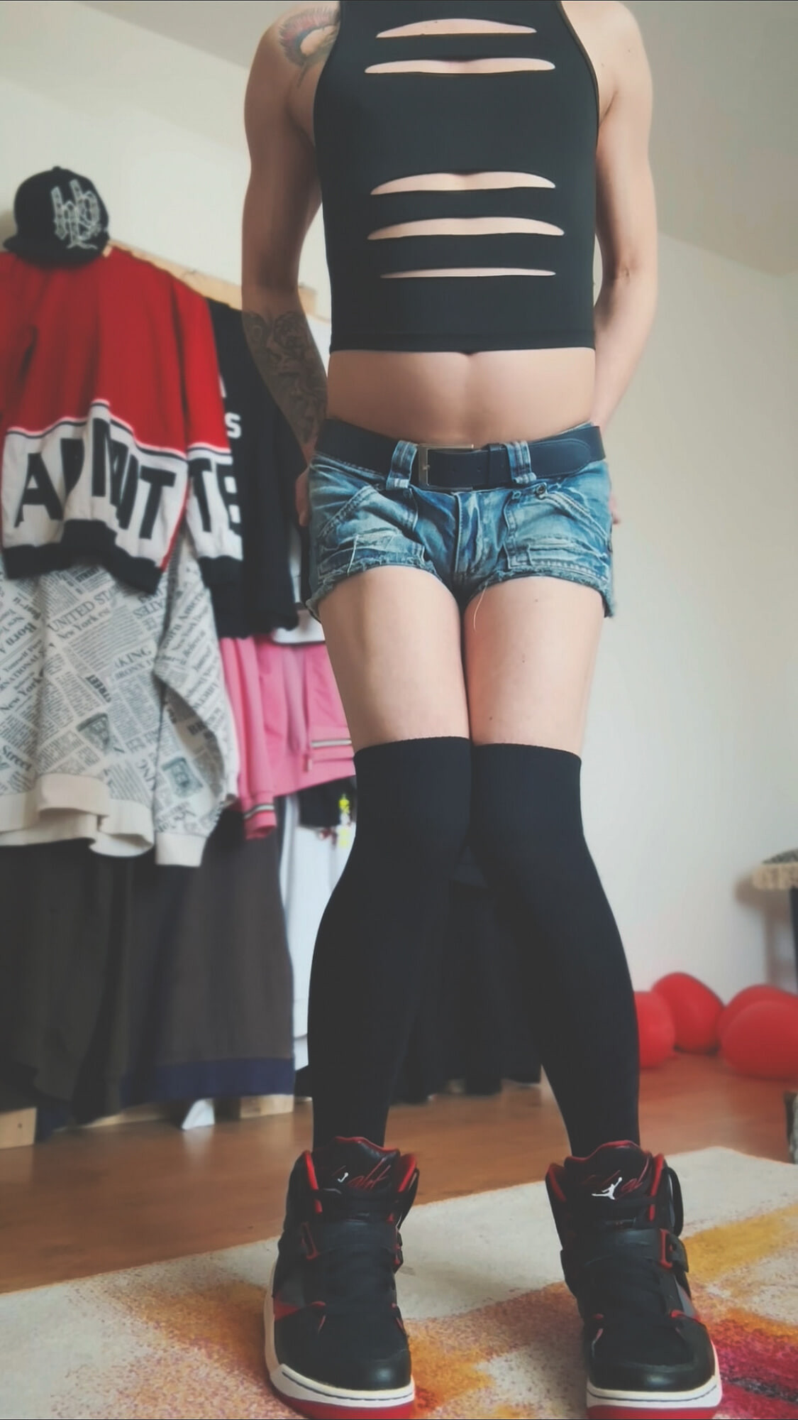Femboy sevimli kıyafet ve düz bekaret kafesi