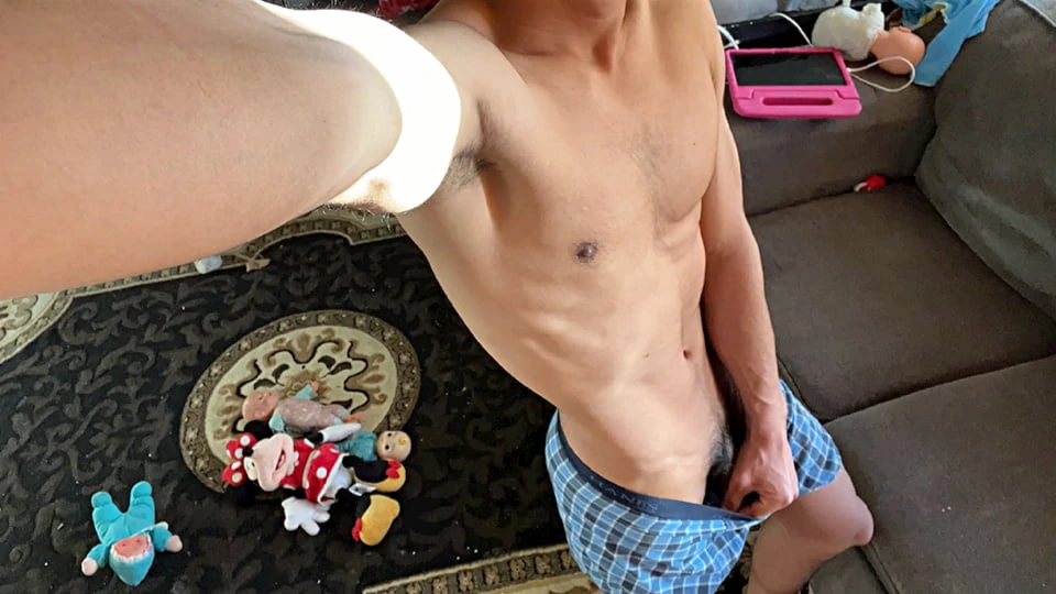 Twink pantolonunu çıkararak bikiniye bürünüyor