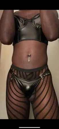 Travesti deri iç çamaşırı giyiyor