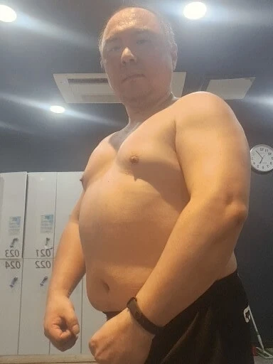 толстый корейский мужчина среднего возраста