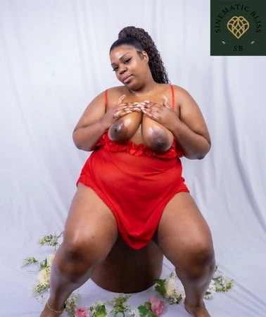 Güzel iri güzel kadın göğüslerini gösteriyor