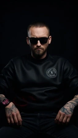 Sıkı usta itaatkar köleleri eğitiyor