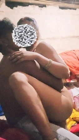 Hintli kadın erkek arkadaşını romantizmle sikiyor 