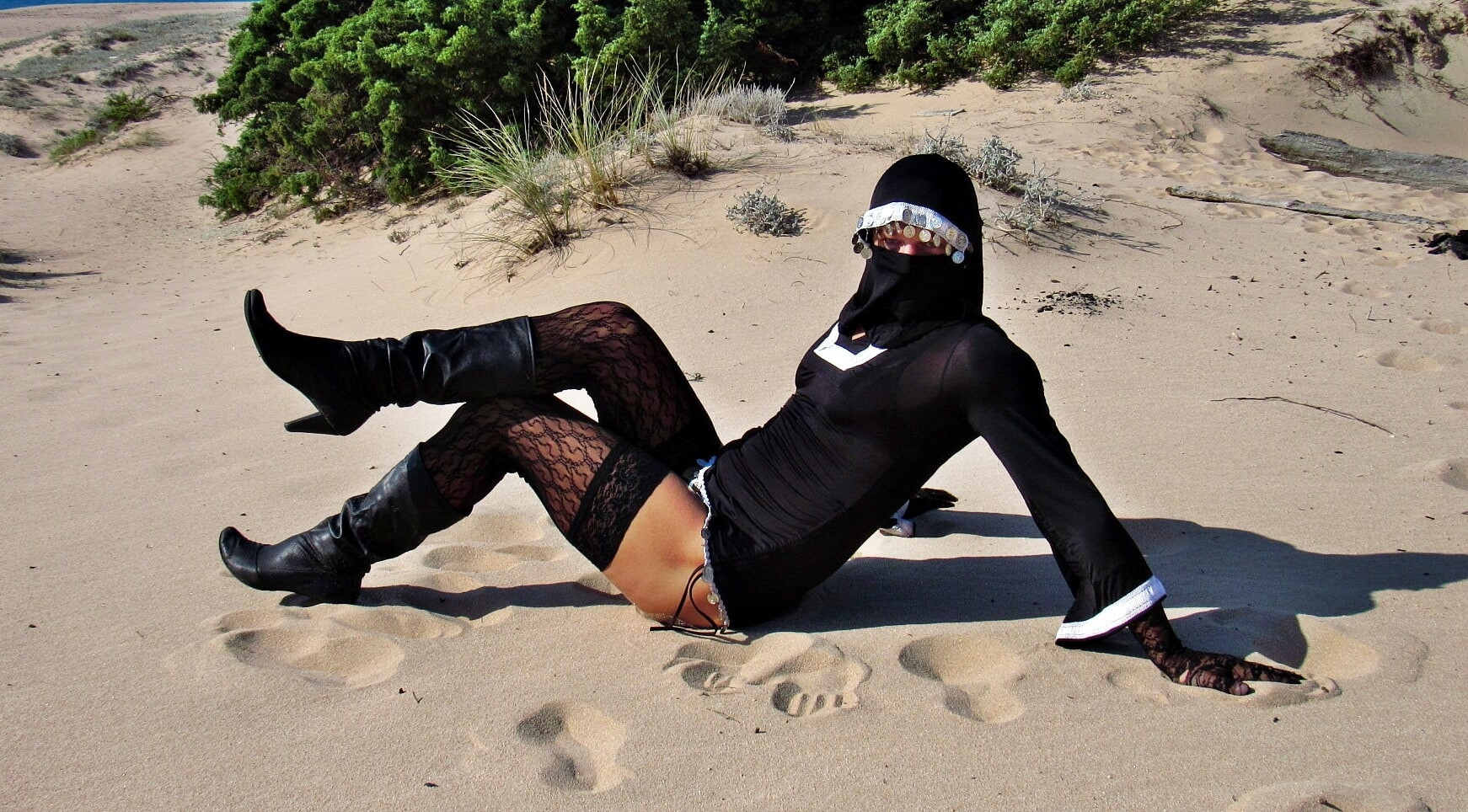 A mature Arab woman shows off her ass in lace tights in the 