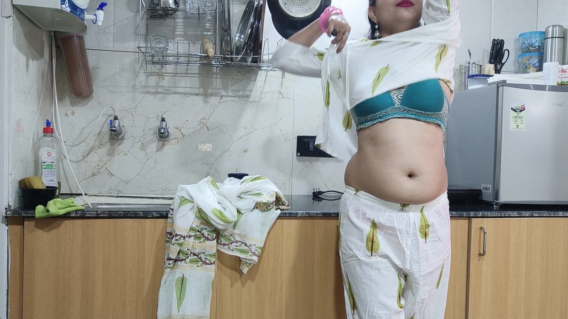 Saara на кухне играет в карты, настроение 