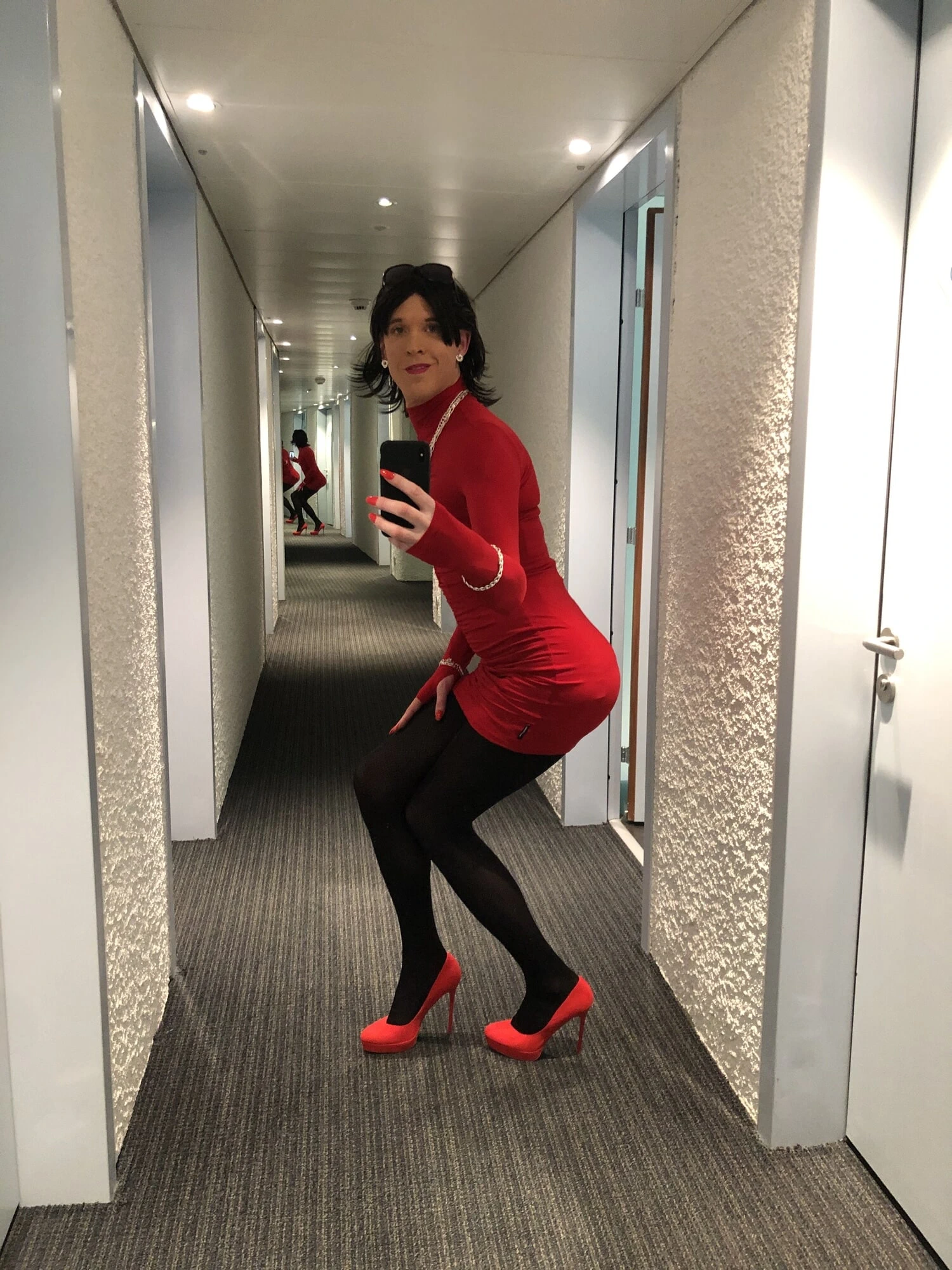 Sixela Candy - siyah saçlı ve kırmızı kıyafet