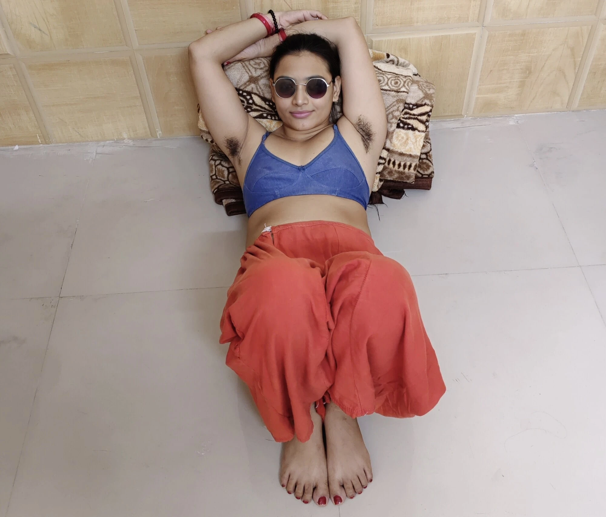 Ladki Ne Apne Chote Бхай Се Багал ке Баал Утарвай 