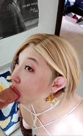 Asyalı travesti koca seksi giyinirken karısı evde değil